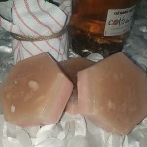 Jabón de glicerina y vino rosado, elaborado con vino de manzana y leche de cabra. Transparente, fácil de fundir y verter. Contiene los beneficios clarificantes de la arcilla rosa. Aroma a rosas.