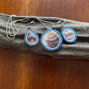 Handgjort set med halsband och örhängen av Wampum-snäckskal tillverkat av indianer