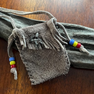 Sac de fabrication amérindienne - pochette/sac cousu main - breloque en daim et orignal gris fumé et perles corbeau (peut être utilisé pour une trousse à pharmacie)