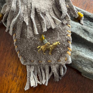 Sac amérindien - pochette ou sac cousu main - en daim gris avec breloque loup et corbeau (peut être utilisé pour une trousse à pharmacie)