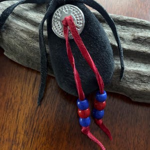 Native American Made Bag Hand genähte Tasche / Beutel / Brusttasche - mit Schildkröte Concho und Crow Perlen (kann für eine Medizintasche verwendet werden)