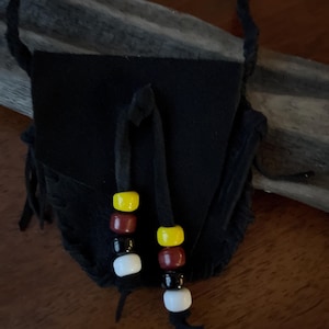Pochette amérindien - sac cousu main / sac de cou - fabriqué à partir de peau de cerf noir douce - avec corbeau aux couleurs des quatre directions