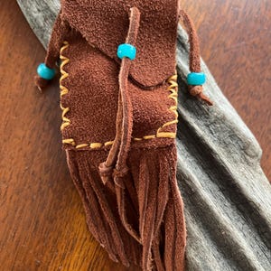 Pochette amérindienne - sac cousu main / sac de cou - en peau de cerf brun doux (couleur gland) avec perles de corbeau bleu