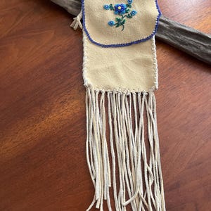 Bolso bandolera de piel de alce con cuentas y flecos, hecho por nativos americanos, ideal para teléfono móvil o cartera con flores azules.