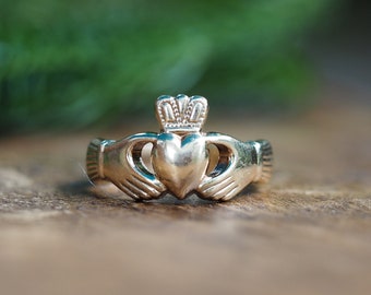 9k Gold Irish Claddagh Ring / Size 6 / Irish Hallmarks / ca. 1999