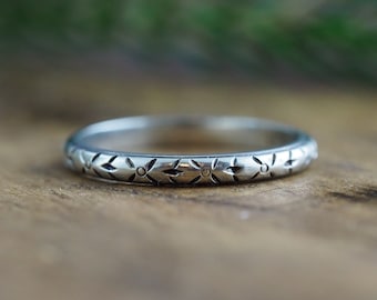 Vintage Art Deco Eternity Carved Orange Blossom Band in 18k White Gold / Size 6 / ca. 1930s