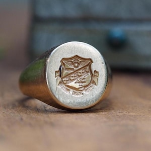 Substantial Vintage Solid 10k Yellow Gold Size 3.75 Signet Family Crest Ring