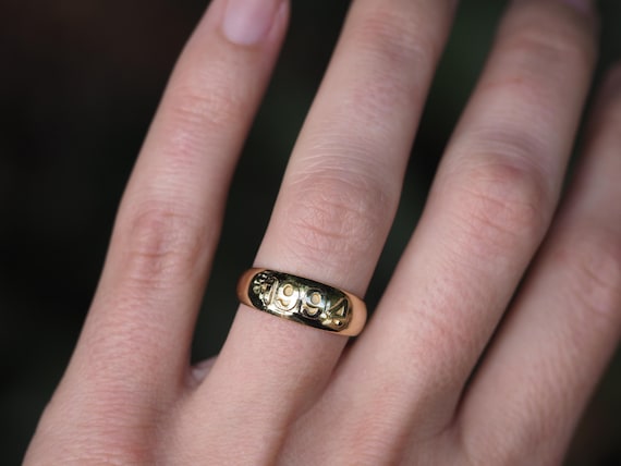 Solid Solid 14K Gold Embossed "1994" Band Ring Si… - image 5