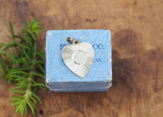 Vintage Solid Yellow Gold Fluted Engine Turned He… - image 1