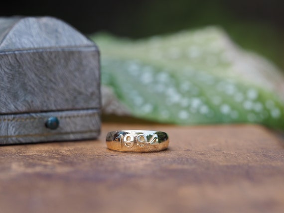Solid Solid 14K Gold Embossed "1994" Band Ring Si… - image 1