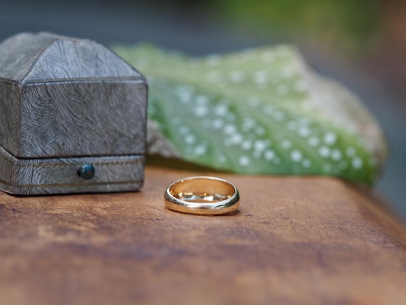 Solid Solid 14K Gold Embossed "1994" Band Ring Si… - image 3