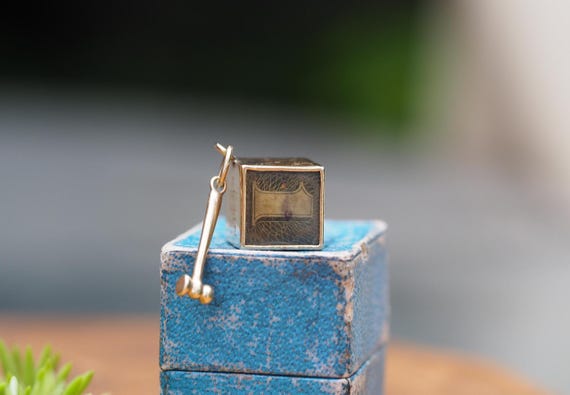 Vintage Solid 14k Yellow Gold In Emergency Break Glass One Pound Note Charm / Pendant
