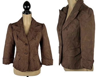 S Y2K Peaked Lapel Cropped Blazer Small, Puffed Shoulder Fitted Brown Suit Jacket with 3/4 Sleeves, 2000s Clothes Women WORTHINGTON Size 6