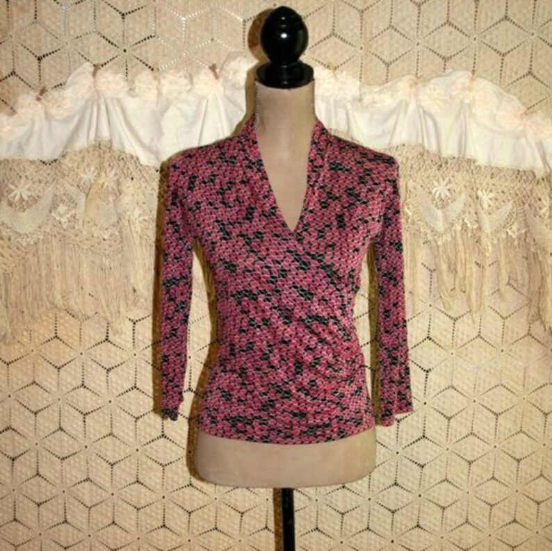 Sigrid Olsen 34 Sleeve Knit Top Silk Blouse Women Small Petite V Neck Surplice Ruched Fitted Shirt Dark Pink /& Black Print Spring Summer