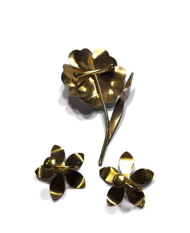 Costume Jewelry Flower Power White Enamel Flower Jewelry Vintage 1960s Brooch and Screw Back Earring Set