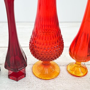 ONE Vintage Mid Century Swung Vase Vibrant Blown Glass Tall Narrow Vase MCM Slag Glass Vase Fenton Amberina Hobnail Viking L.E. Smith image 8
