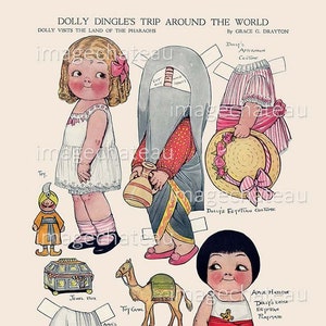 Puede incluir: Ilustración vintage del viaje de Dolly Dingle a la Tierra de los Faraones. La imagen presenta muñecas de papel con varios atuendos y accesorios, incluyendo un camello de juguete, una caja de joyas y trajes egipcios. El texto incluye "Dolly's Afternoon Costume."