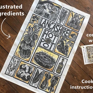 Lancashire Hot Pot Illustrated Ricetta Asciugamano da tè, viene fornito con istruzioni di cottura. Disegno da una stampa originale in lino tagliata di Kate Guy