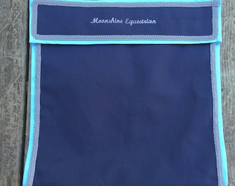 Soporte para pata de caballo ecuestre de The Barn Closet con etiqueta de nombre intercambiable personalizada