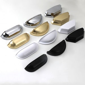 Puede incluir: Surtido de tiradores de armario en varios acabados, incluyendo cromo pulido, níquel cepillado, latón y negro. Los tiradores son de varias formas, incluyendo redonda, cuadrada y rectangular.