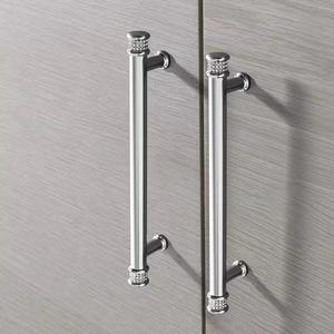 Può includere: Due maniglie per armadio argentate con accenti di cristallo. Le maniglie sono lunghe e sottili con una parte superiore arrotondata.