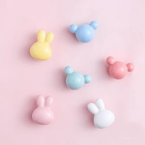 Può includere: Sei figurine di ceramica a forma di coniglio e orso in tonalità pastello. Le figurine sono in tonalità di rosa, blu e giallo.