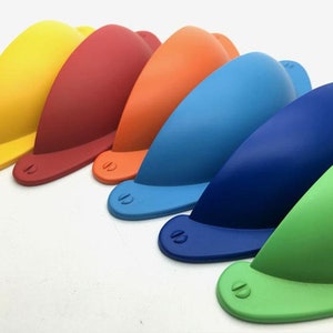 Peut inclure: Cinq poignées de porte de placard colorées en jaune, rouge, orange, bleu et vert. Les poignées sont en forme de demi-cercle avec un fond plat.