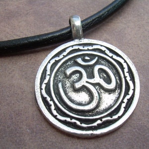 Läderhalsband med tenn Om-hänge, Yogasmycken, Namaste-gåva, Meditationstillbehör, Ohm-symbol, bild 3