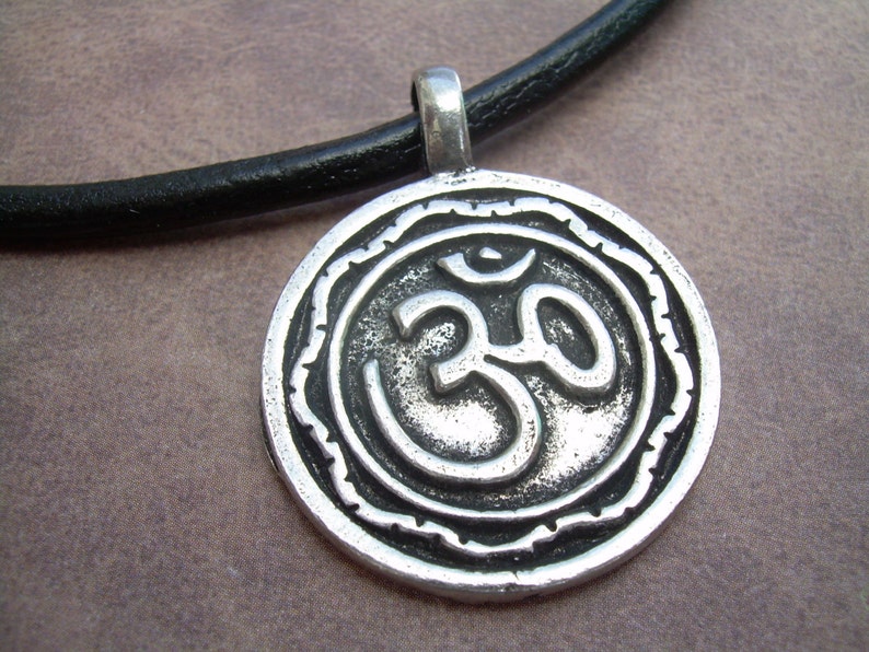 Läderhalsband med tenn Om-hänge, Yogasmycken, Namaste-gåva, Meditationstillbehör, Ohm-symbol, bild 3