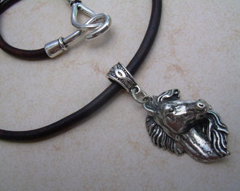 Zinn Pferd Anhänger Halskette: Reiterschmuck aus Leder