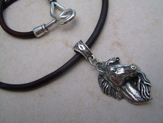 ピューター製馬ペンダントネックレス：レザーチョーカー、馬のギフト