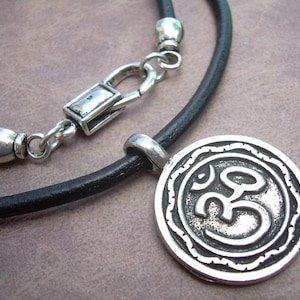 Läderhalsband med tenn Om-hänge, Yogasmycken, Namaste-gåva, Meditationstillbehör, Ohm-symbol, bild 2