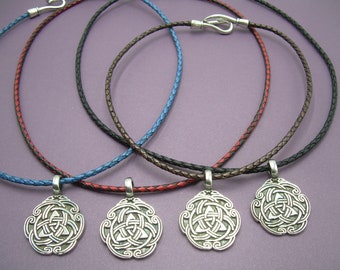 Flätat läderhalsband: Keltiskt triadhänge, 4 mm svart snörehalsband, silverfärgat krokspänne