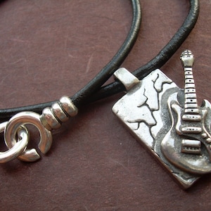 Collier en cuir avec pendentif guitare, cadeau pour mélomane, fermoir à fermoir, cadeau membre du groupe, cadeau en cuir fait main, fabriqué aux États-Unis