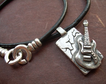 Leder-Gitarren-Anhänger-Halskette: Zinn-Rocker-Schmuck, hergestellt in den USA