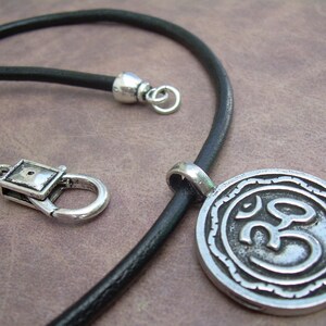 Läderhalsband med tenn Om-hänge, Yogasmycken, Namaste-gåva, Meditationstillbehör, Ohm-symbol, bild 5