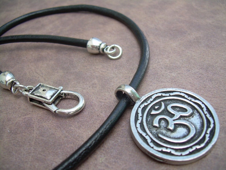 Läderhalsband med tenn Om-hänge, Yogasmycken, Namaste-gåva, Meditationstillbehör, Ohm-symbol, bild 5