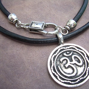 Läderhalsband med tenn Om-hänge, Yogasmycken, Namaste-gåva, Meditationstillbehör, Ohm-symbol, bild 1