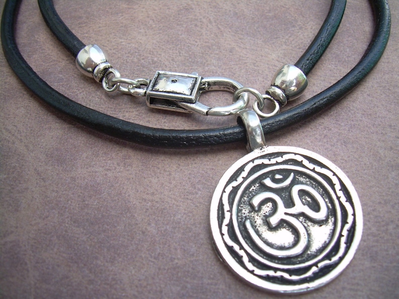 Läderhalsband med tenn Om-hänge, Yogasmycken, Namaste-gåva, Meditationstillbehör, Ohm-symbol, bild 1