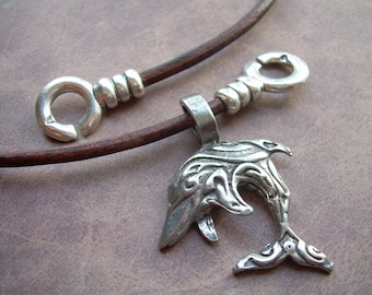 Collar con colgante de delfín grabado: joyería de peltre con vida marina