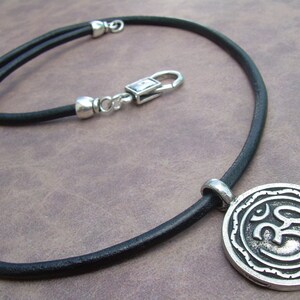 Läderhalsband med tenn Om-hänge, Yogasmycken, Namaste-gåva, Meditationstillbehör, Ohm-symbol, bild 4