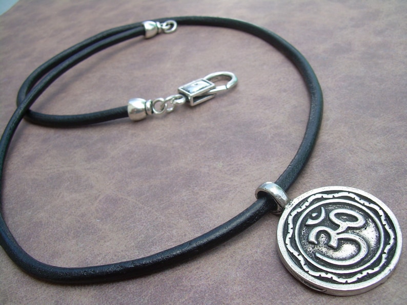 Läderhalsband med tenn Om-hänge, Yogasmycken, Namaste-gåva, Meditationstillbehör, Ohm-symbol, bild 4