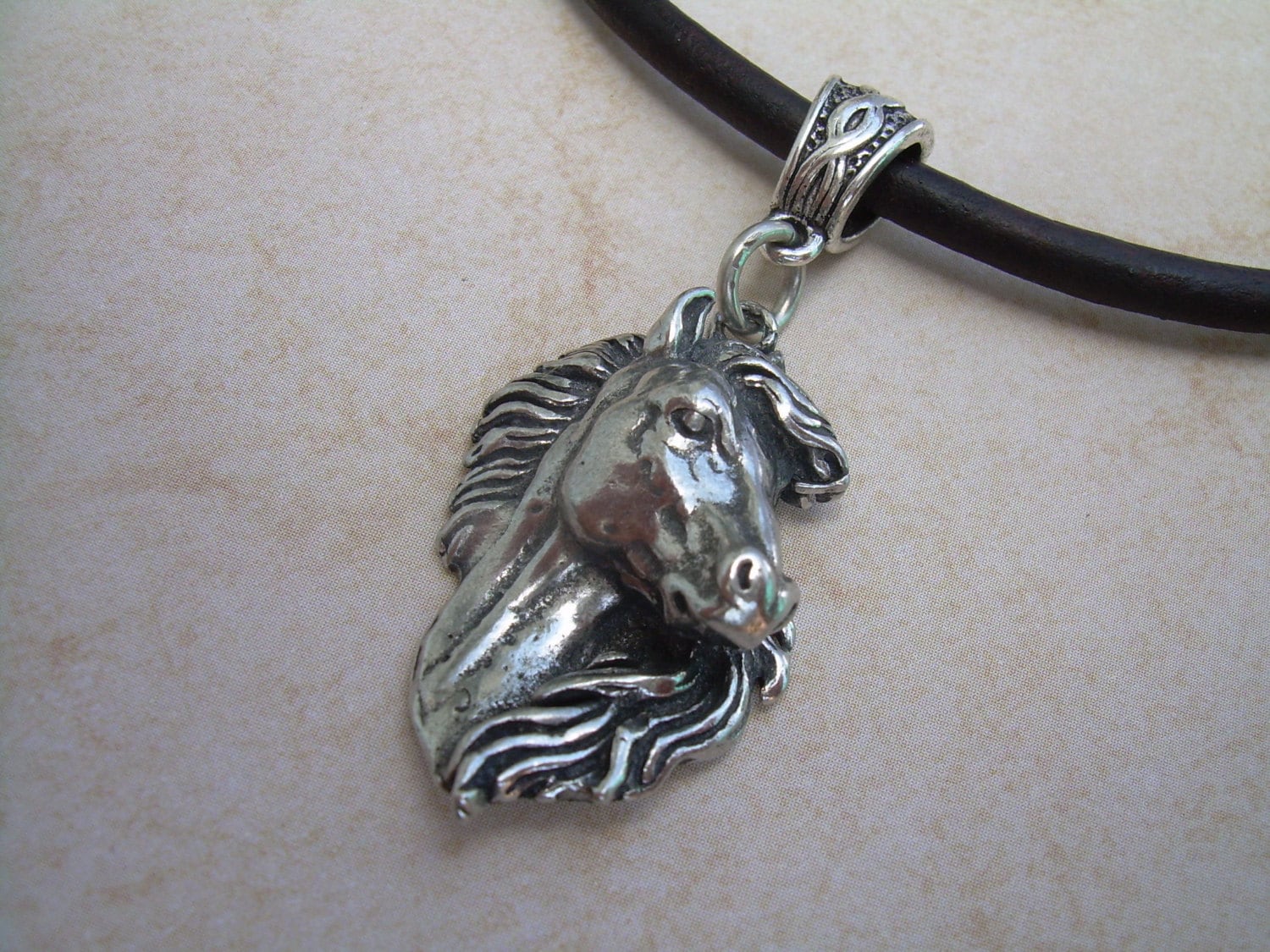 ピューター製馬ペンダントネックレス：レザーチョーカー、馬のギフト