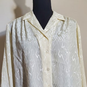 Camisa de botones sedosa blanca con estampado de llamas Vintage 70s