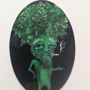 Puede incluir: Pegatina ovalada que representa un br&oacute;coli antropom&oacute;rfico verde fumando un cigarrillo. El br&oacute;coli tiene una cabeza texturizada y una expresi&oacute;n cansada. El fondo es negro y la pegatina tiene un borde blanco.