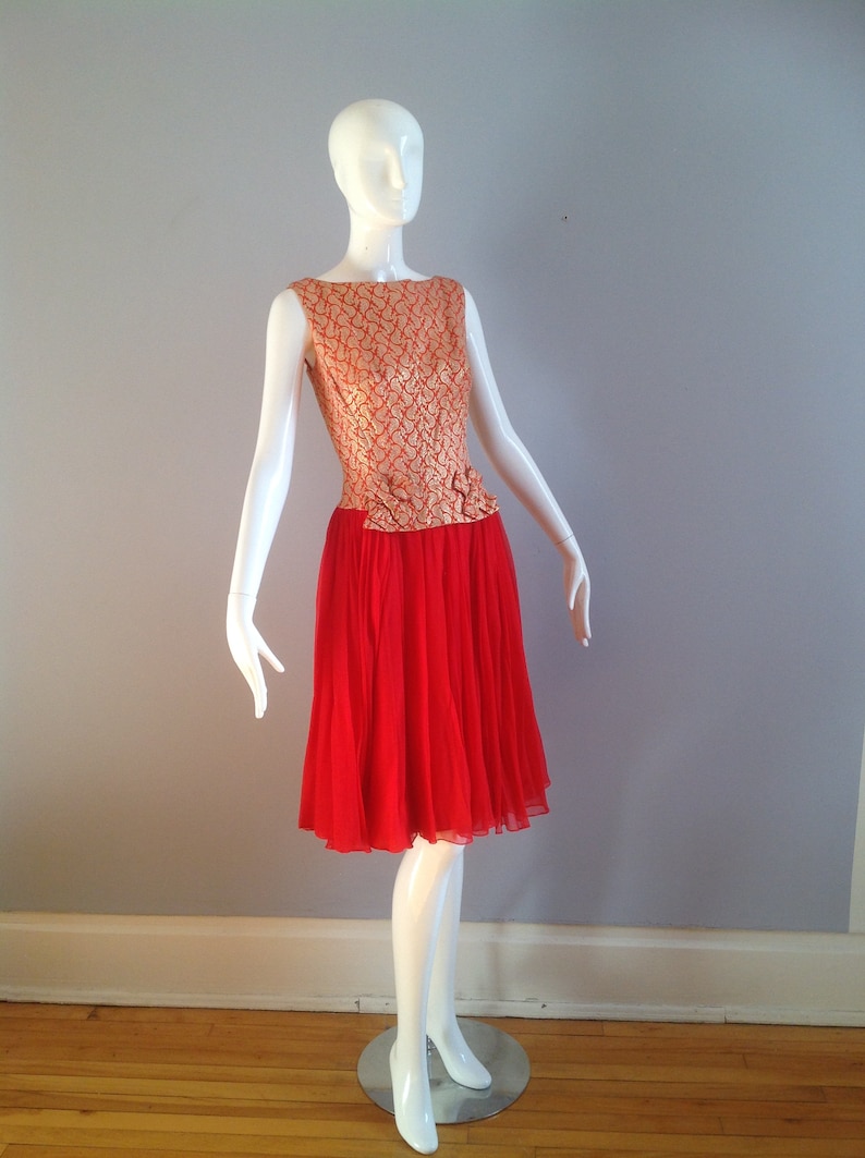 Vintage 60s Brocade Silk Dress Red & Gold Metallic Floral Bodice Pleated Chiffon Skirt Formal Party Dress by Sabians Bild 5