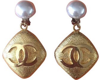 Authentische CHANEL 1986 Vintage Extra Große Gripoix Perlen und CC Emblem Ohrclips