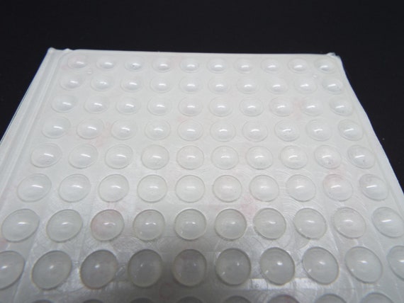 Topes adhesivos para cristales antideslizantes.