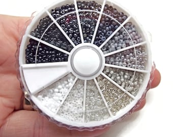 1800 Miyuki Seed Bead Monochrome Mix Wheel Taille 11/0, 12 Rocailles de couleurs mélangées, 150 de chaque pour le métier à tisser et le tissage de perles, boutique au Royaume-Uni