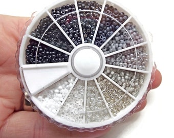 1800 cuentas de semillas Miyuki, mezcla monocromática, tamaño de rueda 11/0, 12 cuentas Rocailles de colores surtidos, 150 de cada una para telar de cuentas y tejido.